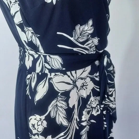 Sandra Darren Women's Navy and White Flower Dress with Tie Belt Size Small - Picture 10 of 11